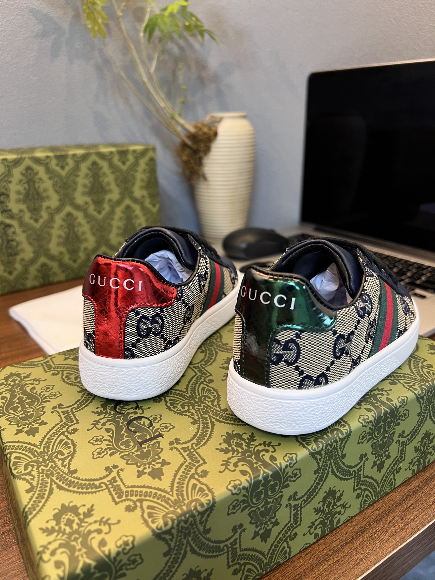 Children's shoes child